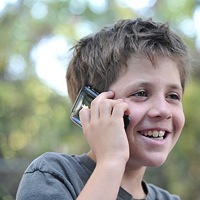 Kind op zijn mobiel
